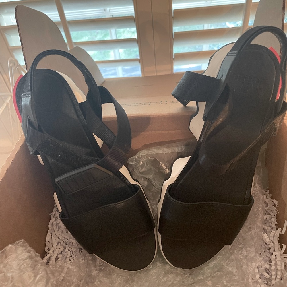 Sorel Kinetic Sandals